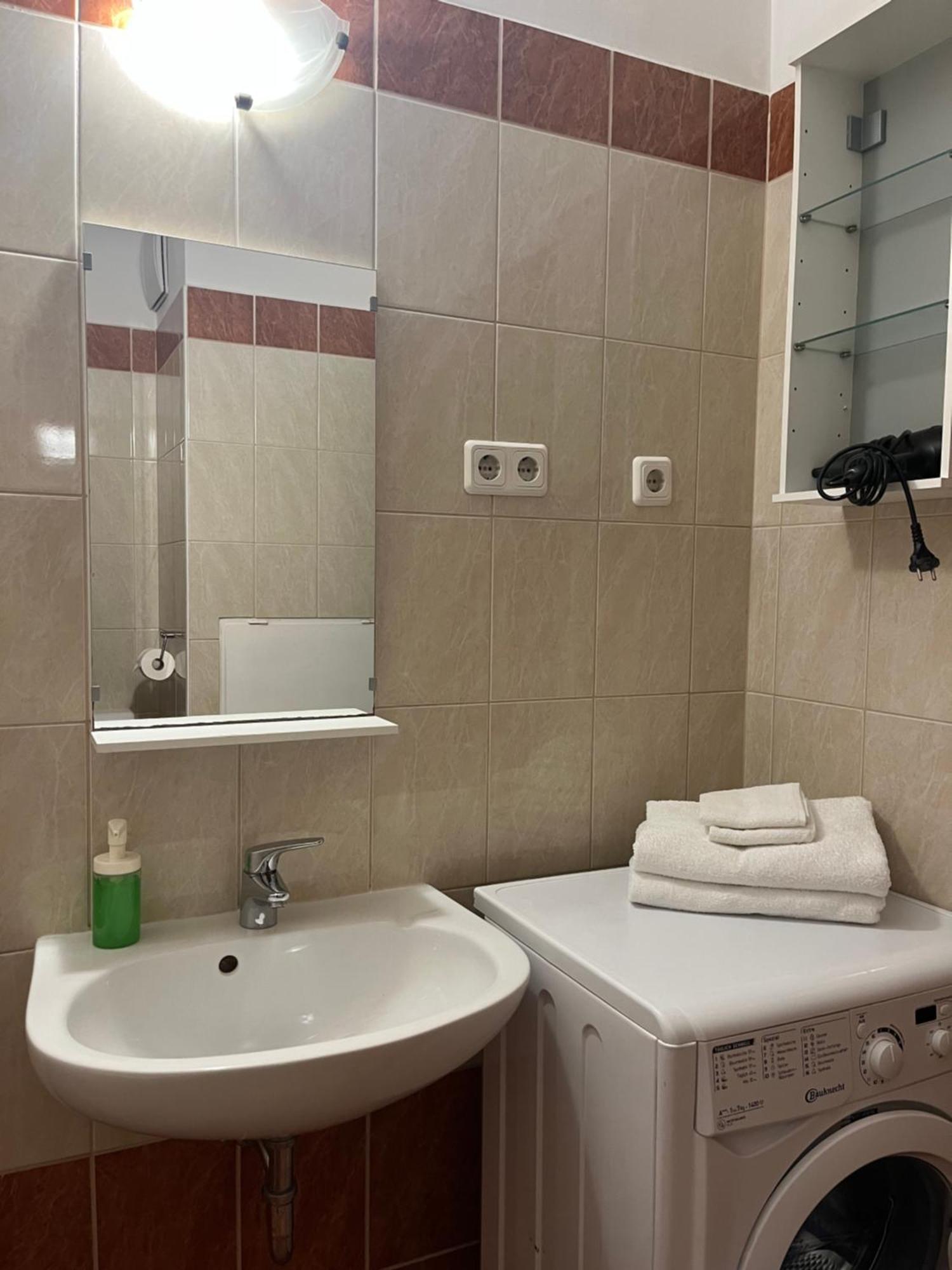 Downtown Rose Garden Apartments Whit Garage Opcional Budapeşte Dış mekan fotoğraf